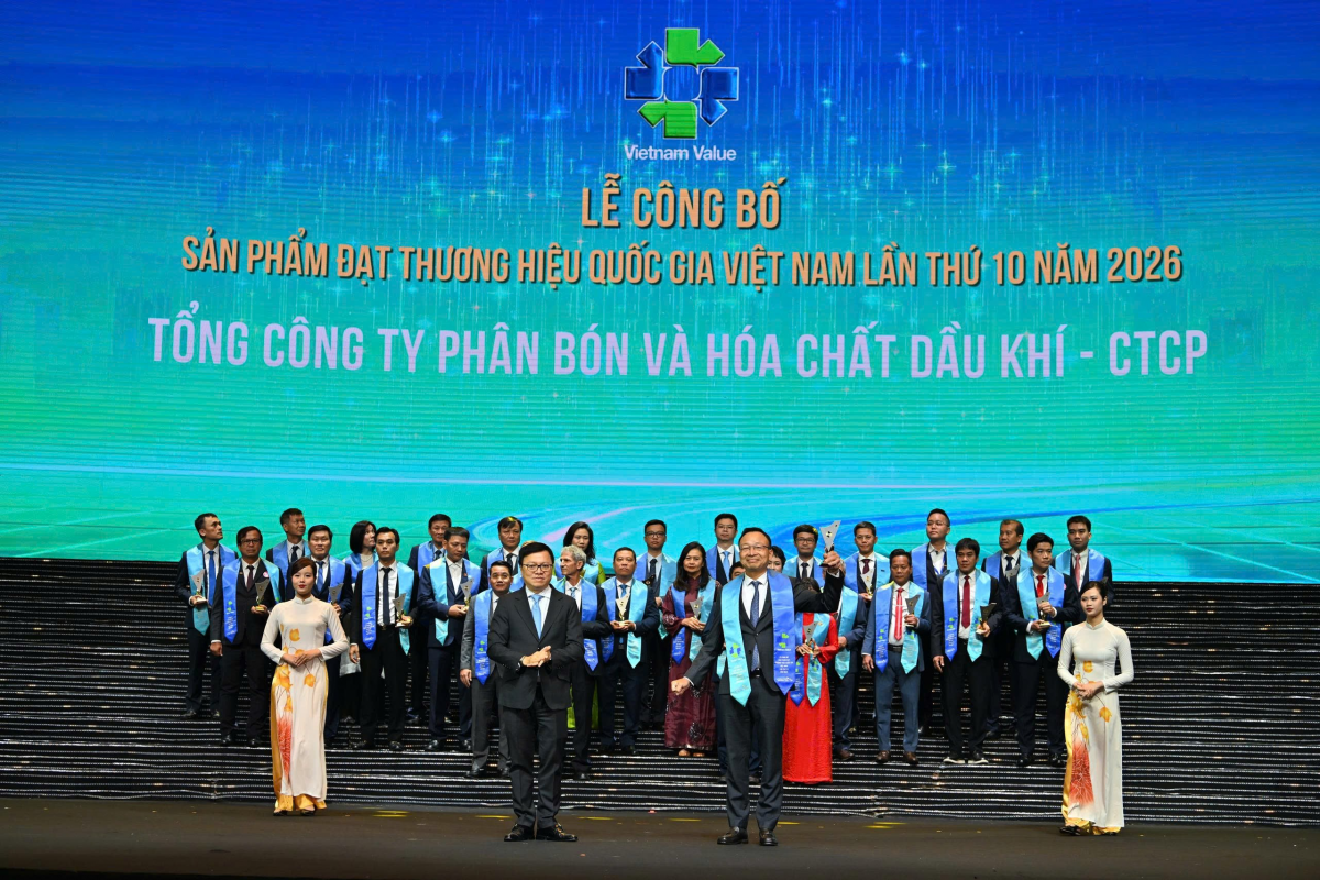 Ảnh: Tổng giám đốc Phan Công Thành đại diện PVFCCo-Phú Mỹ nhận vinh danh tại Lễ công bố
