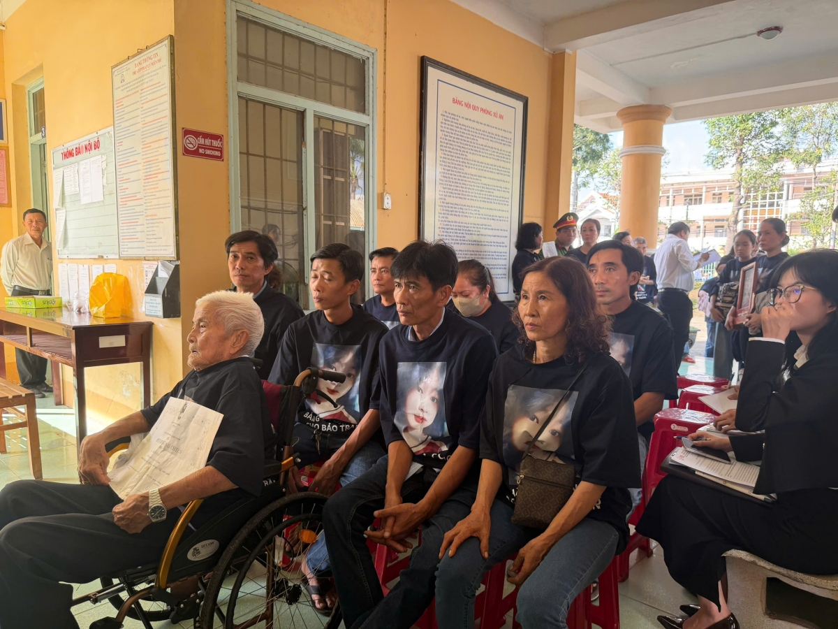 Những người thân của gia đình bị hại tại phiên Tòa