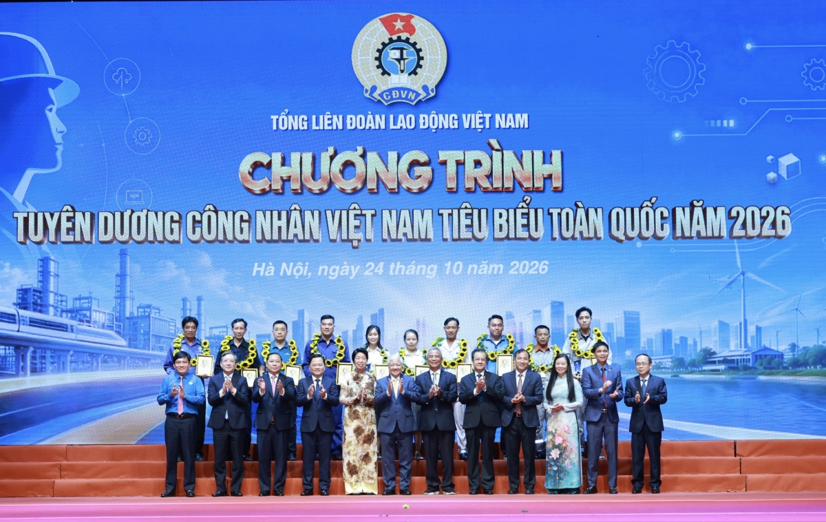 Ông Đỗ Văn Chiến, UVBCT, Phó Chủ tịch Thường trực Quốc hội cùng lãnh đạo các ban bộ ngành tuyên dương 10 công nhân Việt Nam tiêu biểu
(Ảnh: Nguyễn Hải)