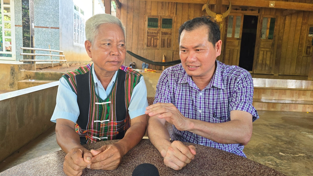 Ông Phạm Anh Tuấn, Giám đốc Trung tâm Dịch vụ tổng hợp xã Bom Bo trao đổi với ông Điểu Lá về những cách bảo tồn, lưu giữ nghề truyền thống. Ảnh: Thiên Lý