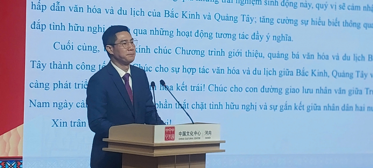 Ông Trương Đức Sơn, Giám đốc Trung tâm Văn hóa Trung Quốc tại Hà Nội phát biểu khai mạc chương trình.