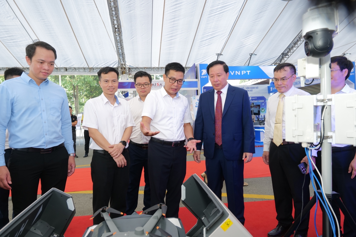 Ông Nguyễn Văn Út, Chủ tịch UBND TP. Đồng Nai tham quan gian hàng thiết bị bay không người lái (ảnh: Lưu Sơn)