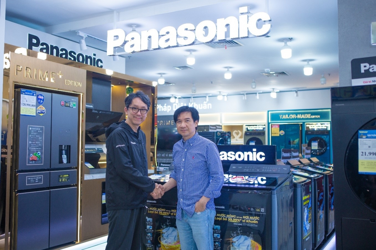 Đại diện Panasonic Việt Nam và Cao Phong tại lễ ký kết thỏa thuận hợp tác.