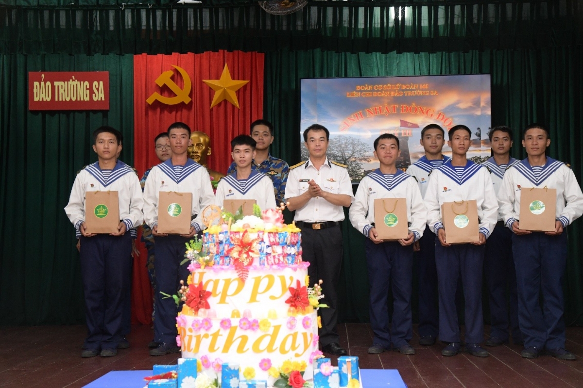 Đại diện lãnh đạo, chỉ huy đảo Trường Sa tặng quà cán bộ, đoàn viên có sinh nhật trong Quý 3 năm 2026