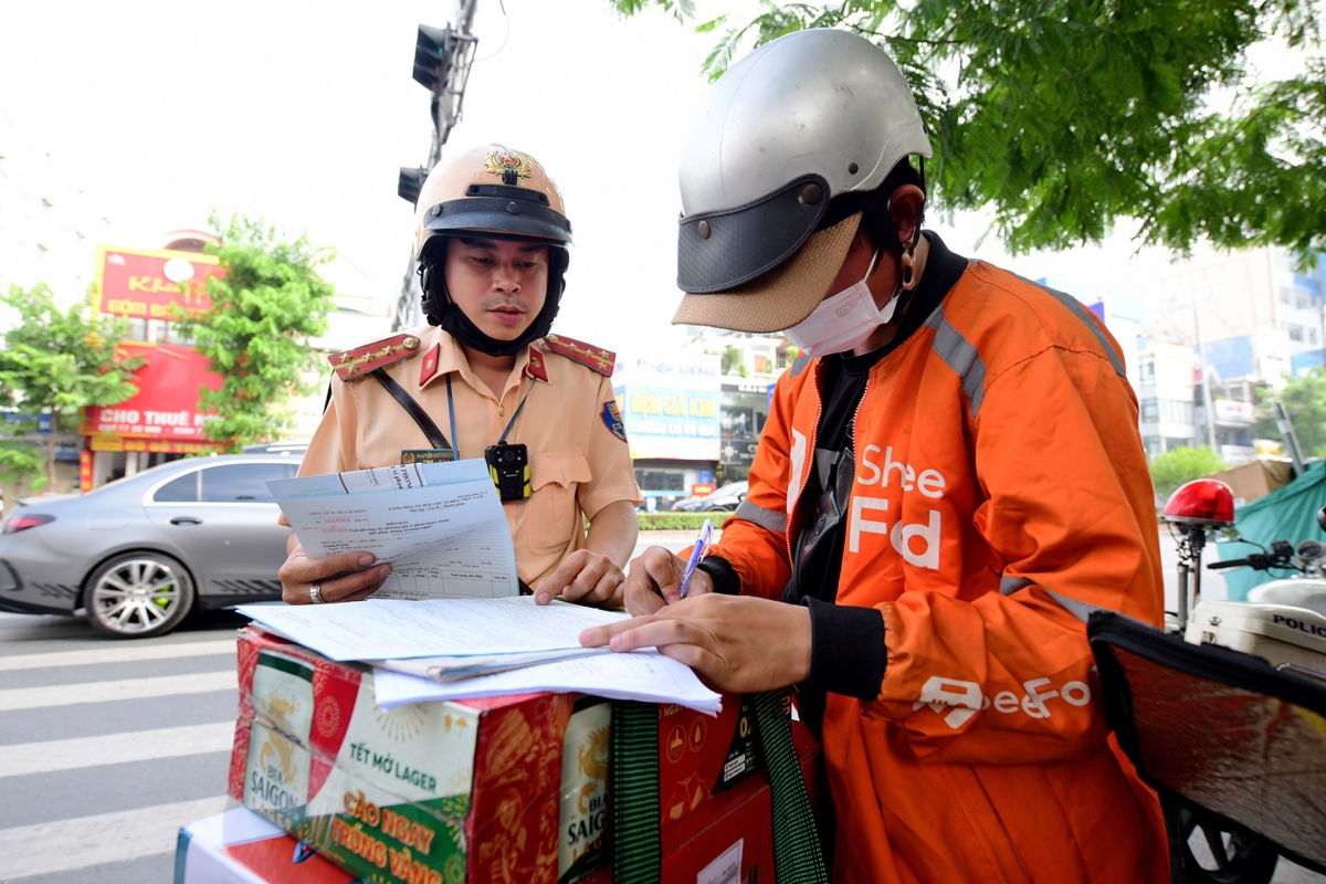 Từ đề xuất của đại biểu Quốc hội, cần xem xét mức phạt vi phạm giao thông ra sao trong tương quan với thu nhập người dân?
