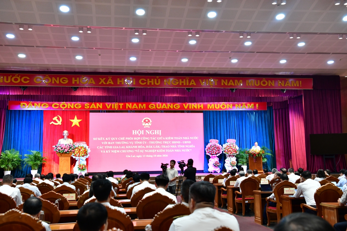 Ảnh: Toàn cảnh Hội nghị sơ kết thực hiện Quy chế phối hợp giai đoạn 2023–2026 và ký kết Quy chế phối hợp trong giai đoạn tiếp theo giữa Kiểm toán nhà nước và 3 tỉnh: Gia Lai, Khánh Hòa, Đắk Lắk