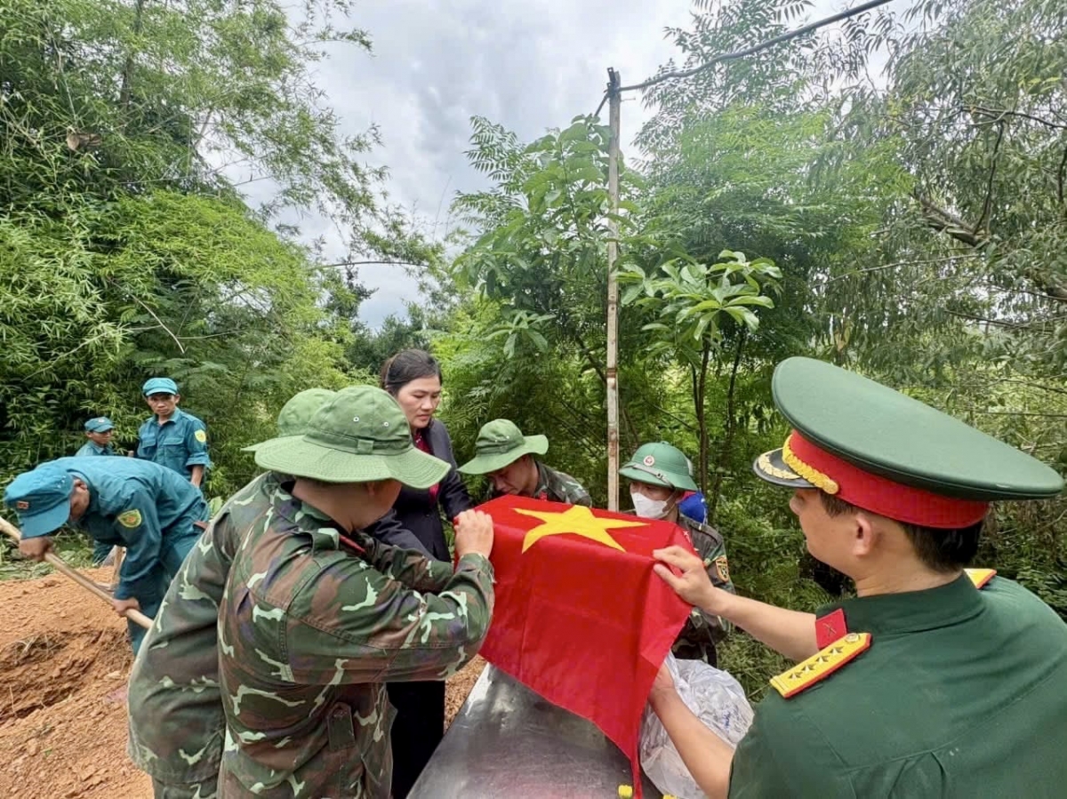 Quốc kỳ được trang trọng phủ lên quách hài cốt liệt sĩ. (Ảnh: Đội K51, Bộ CHQS tỉnh Đắk Lắk)