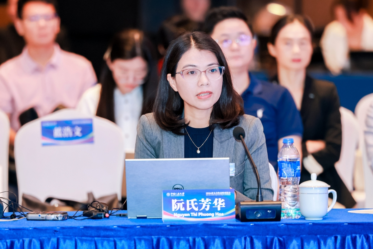 Bà Nguyễn Thị Phương Hoa - Tổng Biên tập Tạp chí Nghiên cứu Châu Á - Thái Bình Dương, Viện Nghiên cứu Châu Á - Thái Bình Dương (IAPS), Viện Hàn lâm Khoa học Xã hội Việt Nam (VASS) phát biểu tại Đối thoại. Nguồn: Viện Nghiên cứu Thâm Quyến (Viện Khoa học xã hội cao cấp (Thâm Quyến)), Đại học Nhân dân Trung Quốc (RUC).