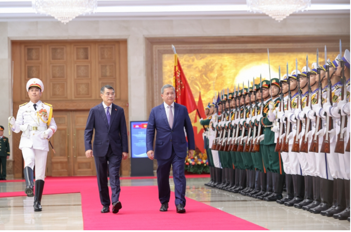 Thủ tướng Lê Minh Hưng và Thủ tướng Hun Manet bước tới cúi chào quân kỳ và duyệt Đội Danh dự Quân đội nhân dân Việt Nam ( tháng 8/2026). Ảnh: VGP/Nhật Bắc