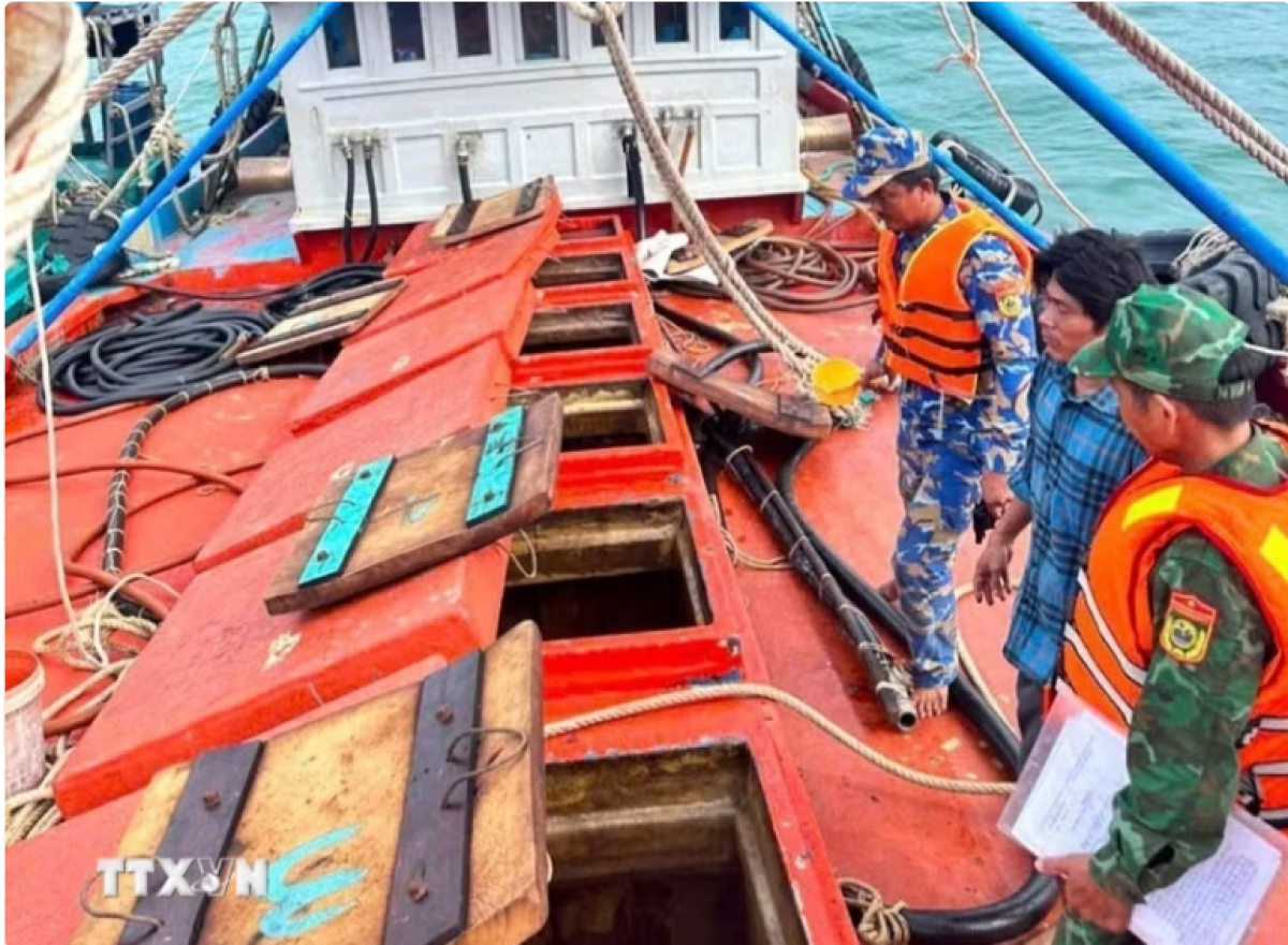 Kiểm tra tàu chở dầu không rõ nguồn gốc. (Ảnh: TTXVN )
