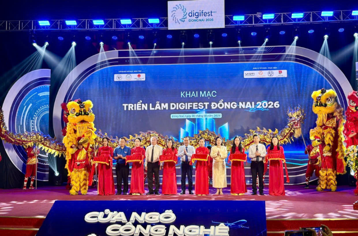 Các đại biểu thực hiện nghi thức khai mạc triển lãm.