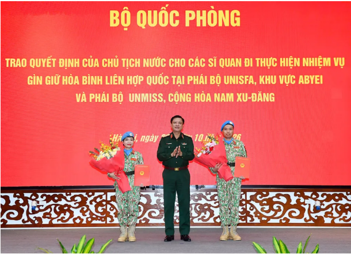 Thừa ủy quyền của Chủ tịch nước, Thượng tướng Nguyễn Trường Thắng trao Quyết định cho 2 sĩ quan lên đường thực hiện nhiệm vụ gìn giữ hòa bình Liên hợp quốc. (Ảnh: Bộ Quốc phòng)