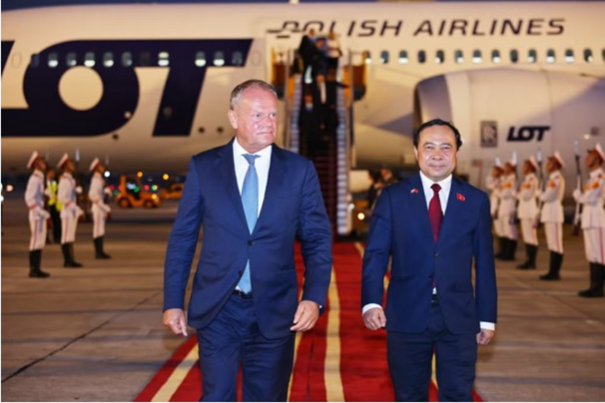 Ủy viên Trung ương Đảng, Bộ trưởng Bộ Khoa học và Công nghệ Vũ Hải Quân đón Thủ tướng Cộng hòa Ba Lan Donald Tusk tại sân bay Quốc tế Nội Bài (Hà Nội). Ảnh: Minh Đức/TTXVN