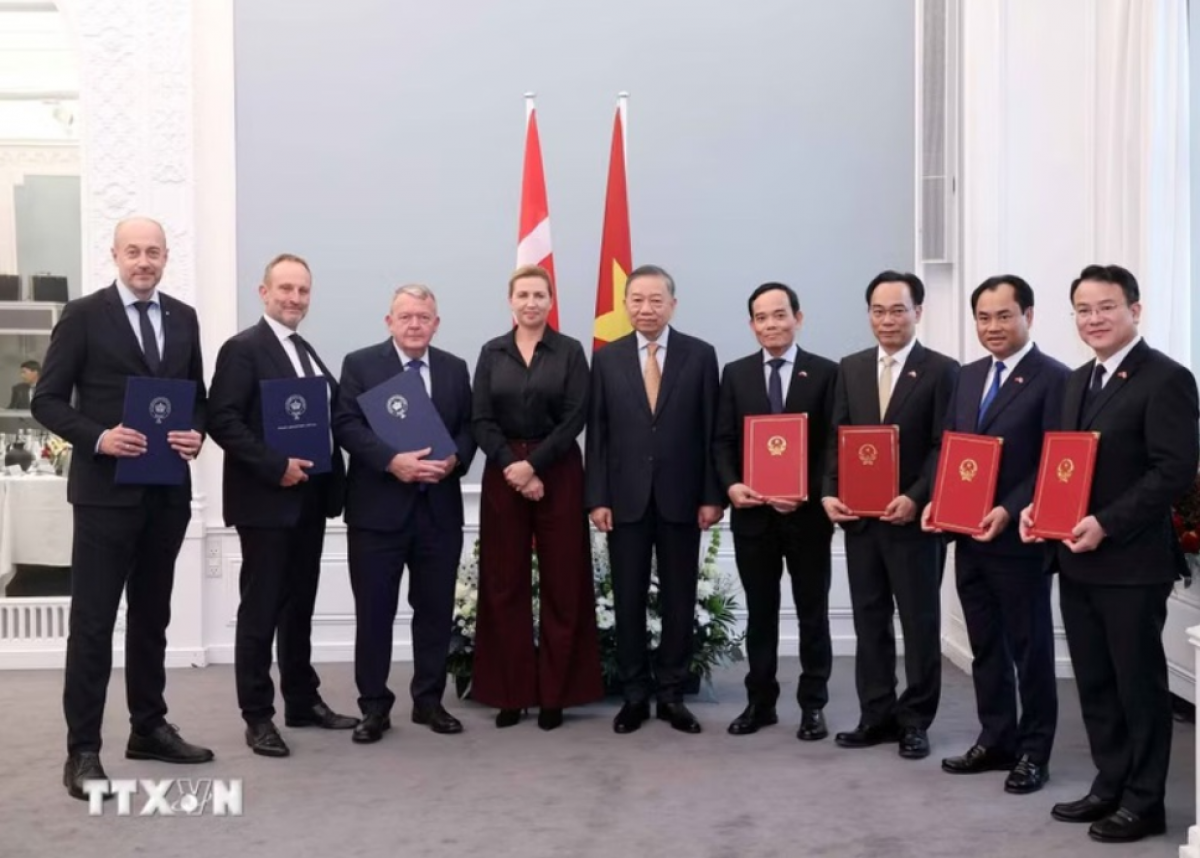 Tổng Bí thư, Chủ tịch nước Tô Lâm và Thủ tướng Đan Mạch Mette Frederiksen chứng kiến lễ trao các văn kiện hợp tác giữa các bộ, ngành, cơ quan và doanh nghiệp hai nước - Ảnh: TTXVN