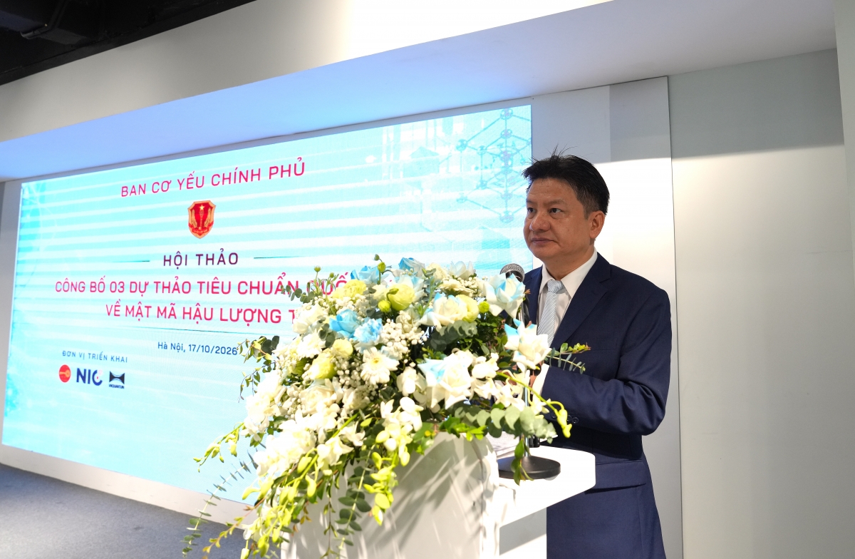 Thiếu tướng Hồ Văn Hương, Phó Trưởng ban Cơ yếu Chính phủ phát biểu tại hội thảo