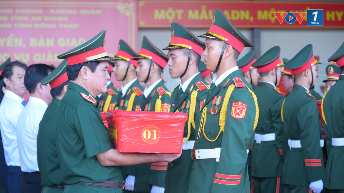 Bàn giao mẫu hài cốt liệt sĩ