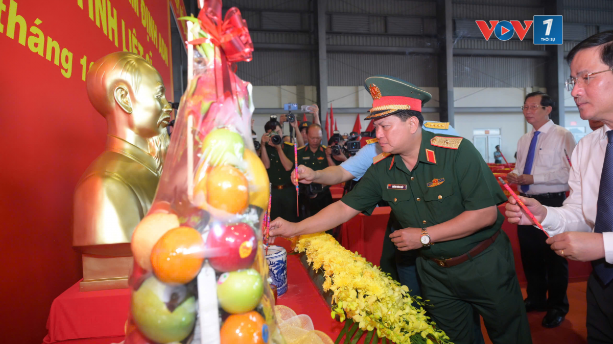 Các đại biểu dâng hương các anh hùng liệt sĩ