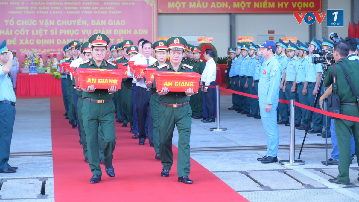Các đại biểu vận chuyển mẫu hài cốt liệt sĩ lên máy bay