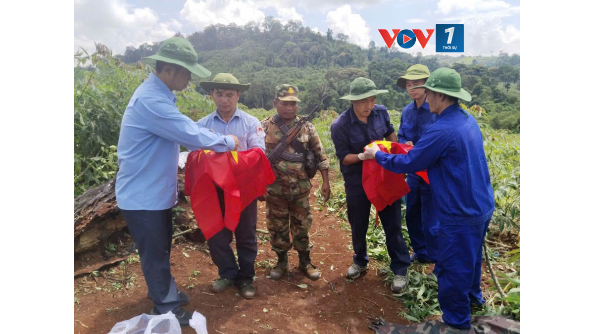 Phủ Quốc kỳ lên hài cốt liệt sĩ được quy tập. (Ảnh: Đội K51, Bộ CHQS tỉnh Đắk Lắk)