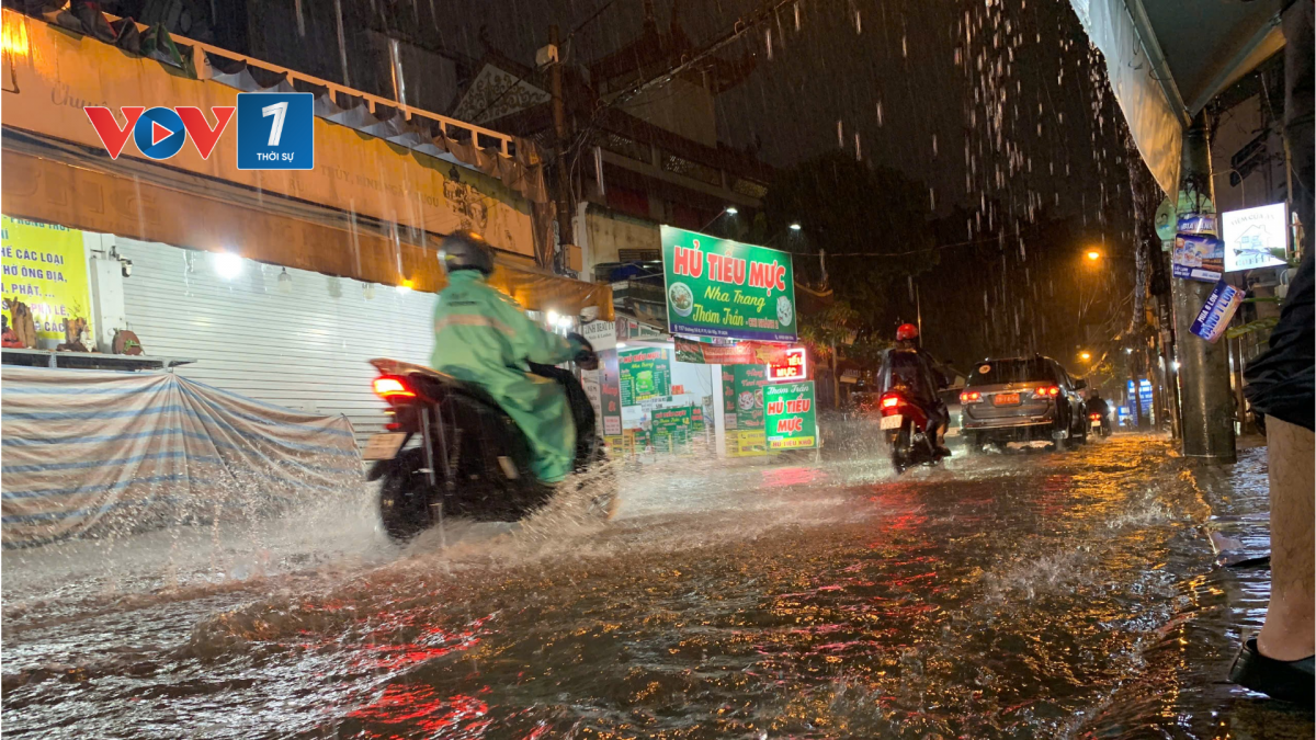 Nếu Biển Đông xuất hiện bão hoặc áp thấp nhiệt đới, dự báo sẽ có những đợt mưa lớn tái diễn với vũ lượng lớn hơn những ngày qua.