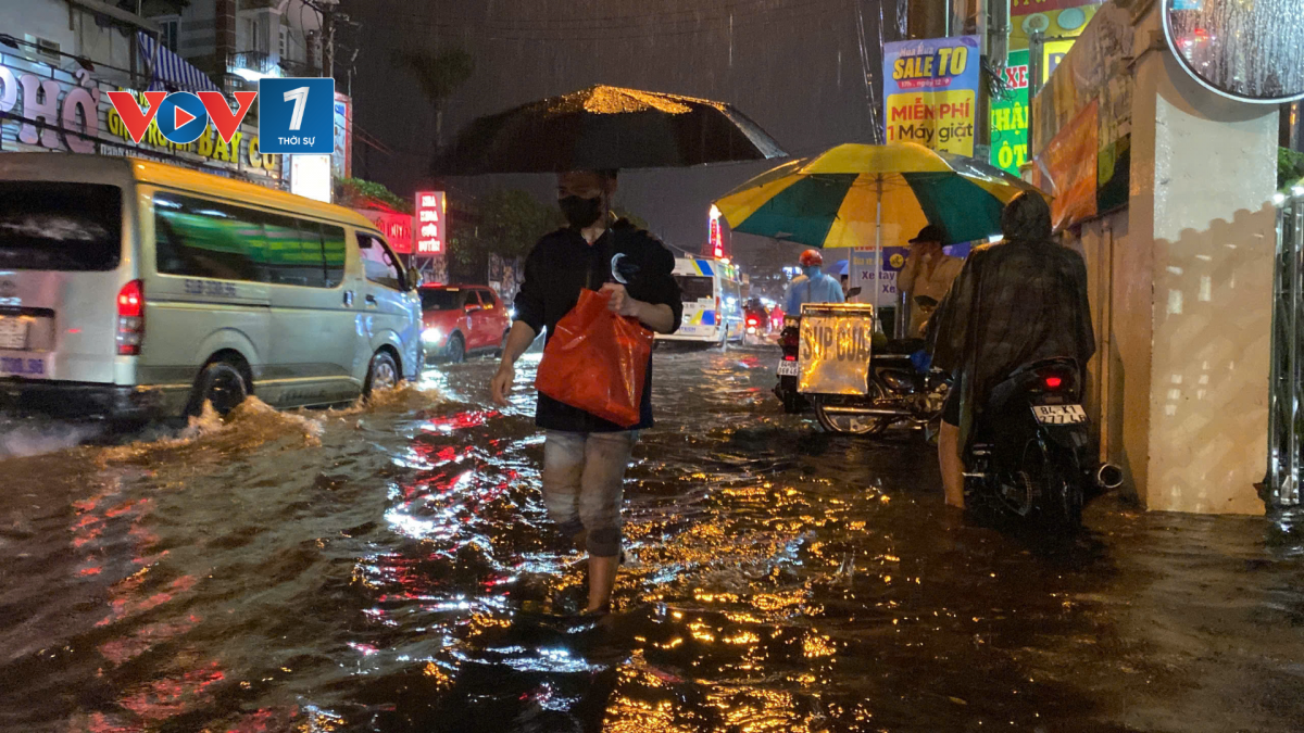 Người dân TP.HCM và các tỉnh, thành Nam Bộ cần tiếp tục chủ động ứng phó mưa lớn cục bộ, giông lốc, sấm sét và ngập đô thị (Ảnh: Nguyễn Quang)