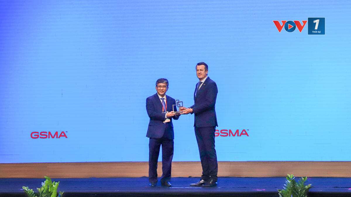 Giám đốc Hiệp hội Di động toàn cầu GSMA khu vực châu Á - Thái Bình Dương trao Giải thưởng Lãnh đạo Chính phủ GSMA năm 2026 cho Chính phủ Việt Nam. Thứ trưởng Bộ Khoa học và Công nghệ đại diện nhận giải