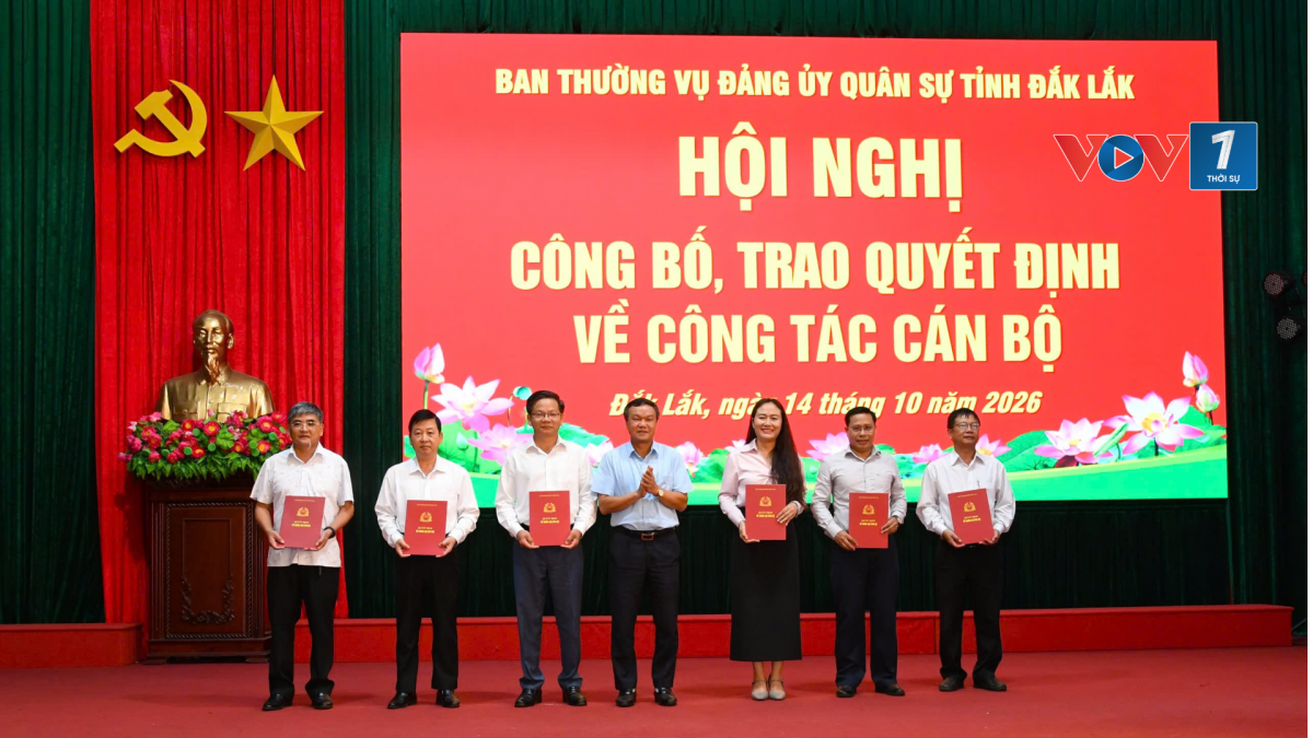 Lãnh đạo UBND tỉnh Đắk Lắk trao quyết định chức vụ Chính trị viên Ban Chỉ huy Quân sự cấp xã đối với các đồng chí Bí thư Đảng ủy kiêm Chính trị viên Ban Chỉ huy Quân sự 102 xã, phường.
