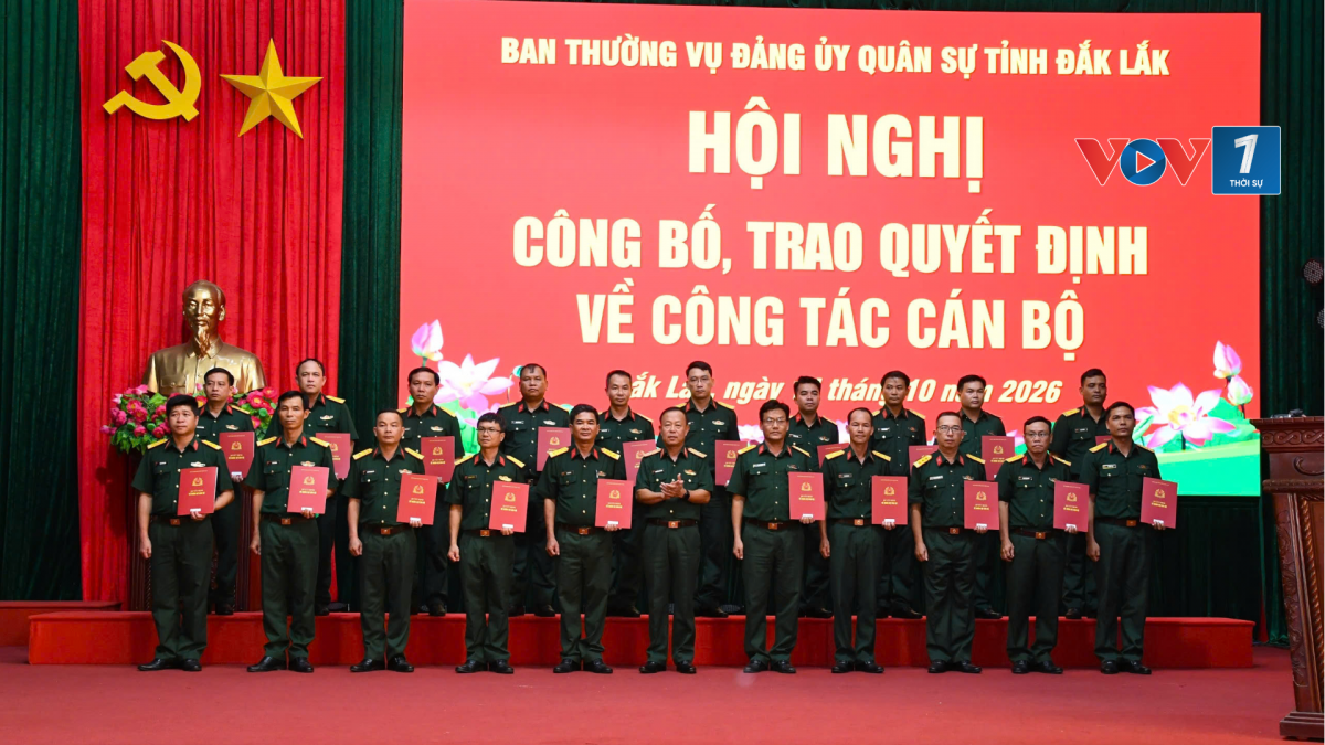 Thiếu tướng Nguyễn Quốc Hương, Phó Tư lệnh Quân khu 5, trao quyết định điều động, bổ nhiệm đối với các đồng chí giữ các chức vụ Chỉ huy trưởng và Chính trị viên Ban CHQS các xã, phường.