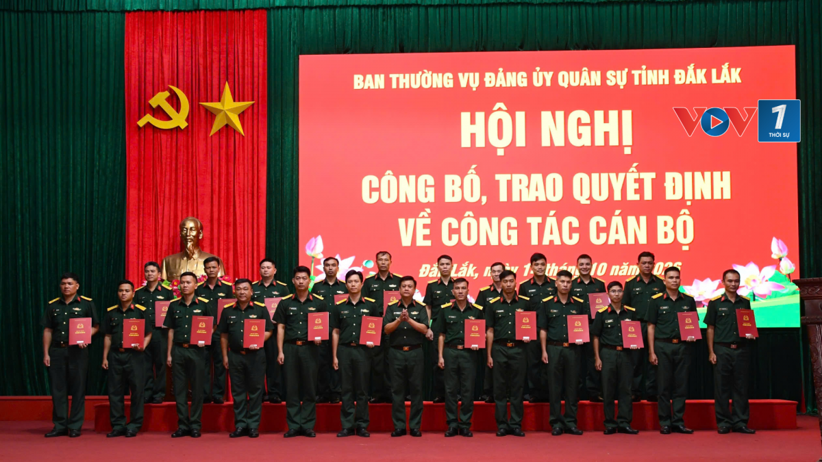 Đại tá Võ Văn Tuấn, Chính uỷ Bộ Chỉ huy Quân sự tỉnh Đắk Lắk trao quyết định điều động, bổ nhiệm đối với các đồng chí giữ các chức vụ Chính trị viên phó Ban CHQS các xã, phường