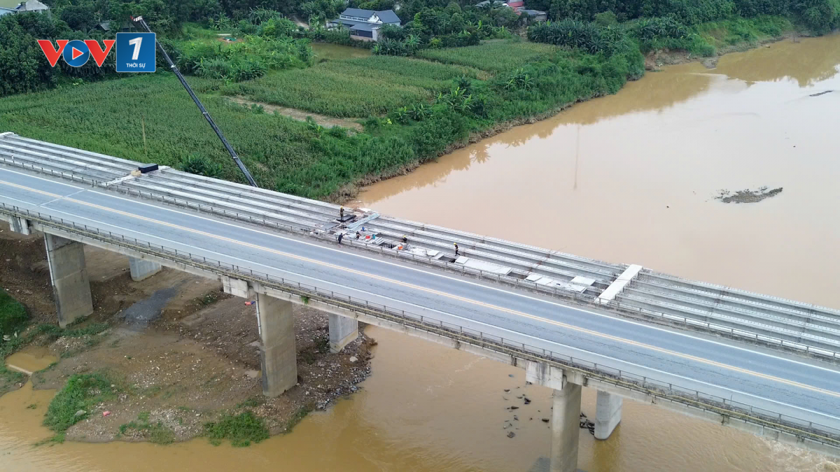 Một công trình cầu đang hoàn thiện