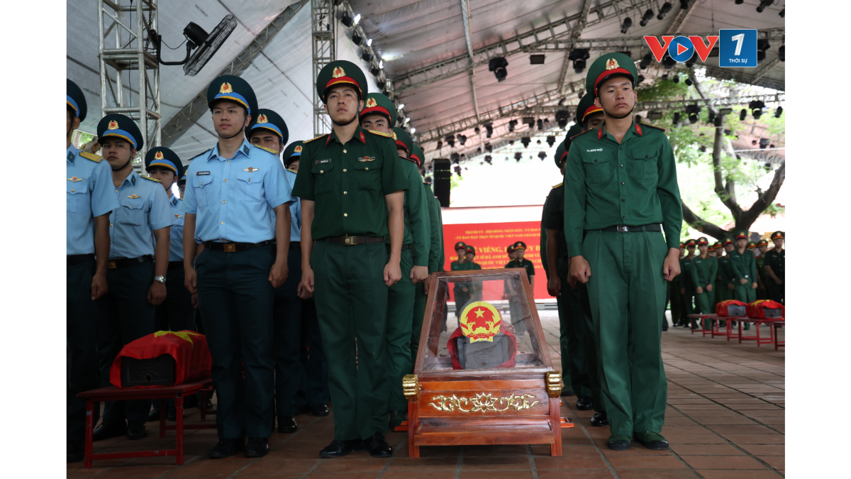 Các lực lượng vũ trang TP.HCM thực hành nghi thức vào vị trí chuẩn bị di chuyển các quách hài cốt liệt sĩ tại buổi sơ duyệt. Ảnh: Tỷ Huỳnh