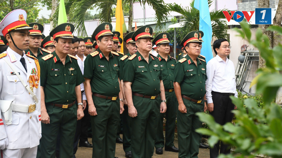 Đại biểu dành phút mặc niệm trước Bia tưởng niệm truyền thống Cơ quan Chính trị Quân khu 8 (ảnh: Quang Vinh)