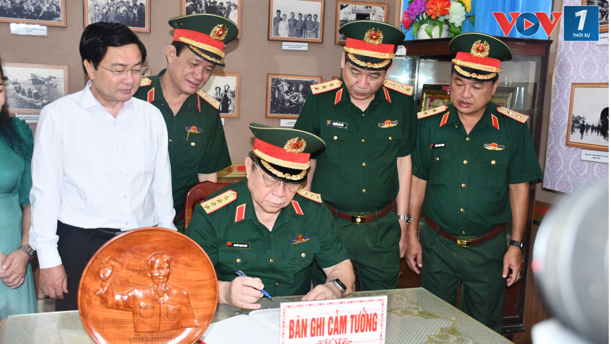 Đại tướng Nguyễn Trọng Nghĩa ghi cảm tưởng tại Nhà truyền thống Cơ quan Chính trị Quân khu 8 (ảnh: Quang Vinh)