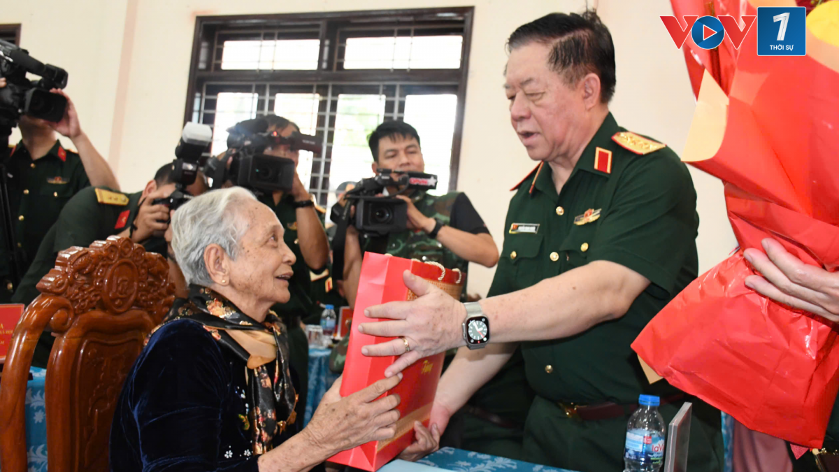 Đại tướng Nguyễn Trọng Nghĩa tặng quà tri ân Mẹ Việt Nam Anh hùng Võ Thị Út, tại xã Nhơn Ninh, tỉnh Tây Ninh (ảnh: Quang Vinh)