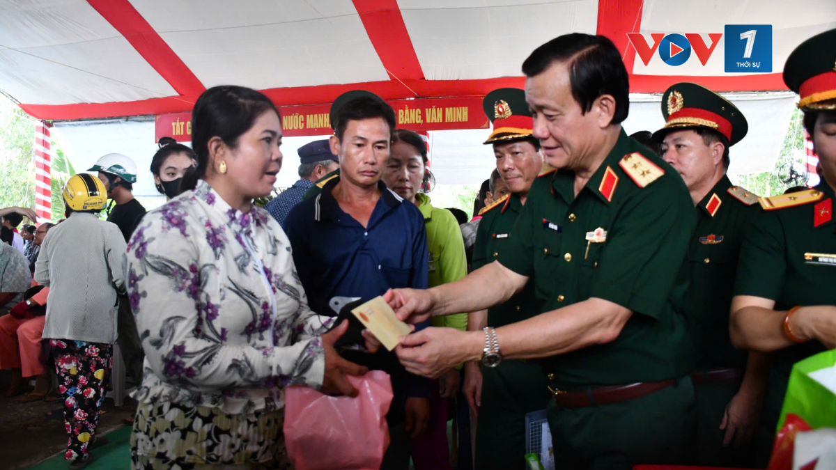 Trung tướng Hồ Văn Thái, Chính ủy Quân khu 9 tặng quà cho người dân xã Nhơn Ninh (ảnh: Quang Vinh)