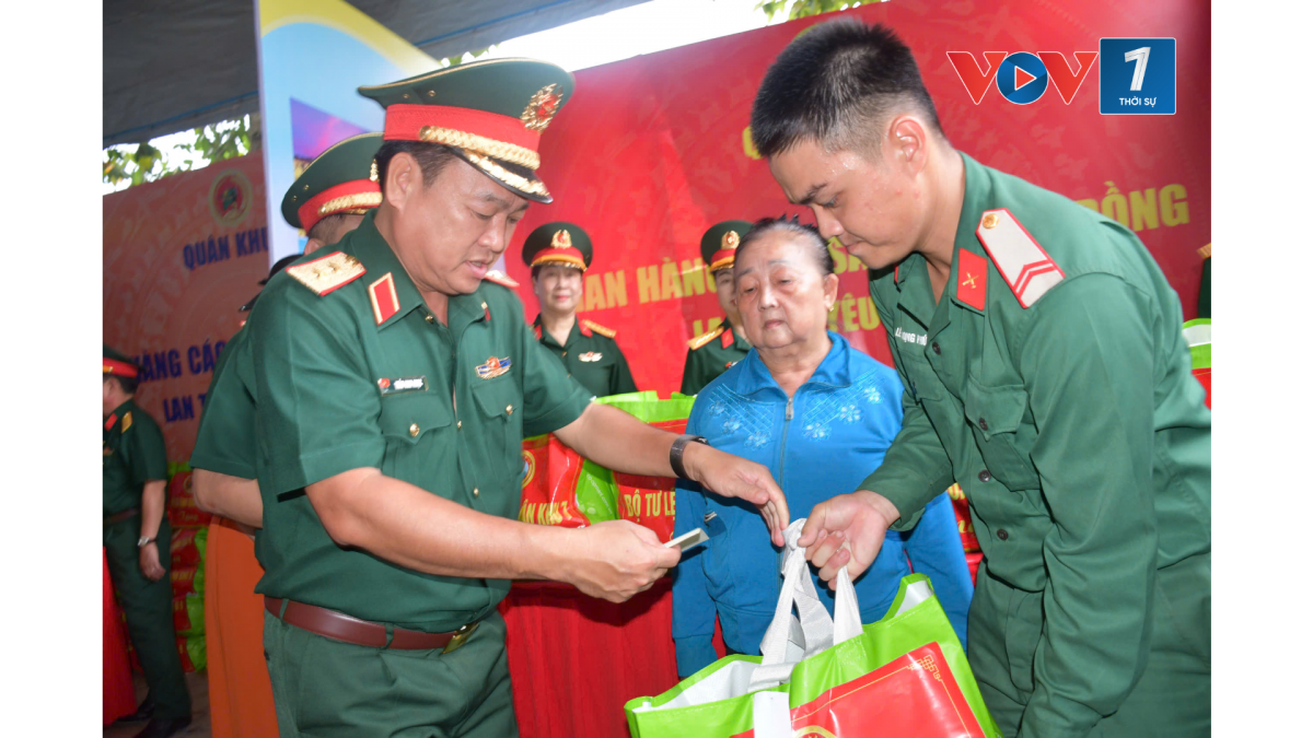Trung tướng Trần Vinh Ngọc, Chính Ủy Quân khu 7 tặng quà cho người dân xã Nhơn Ninh, tỉnh Tây Ninh (ảnh: Quang Vinh)