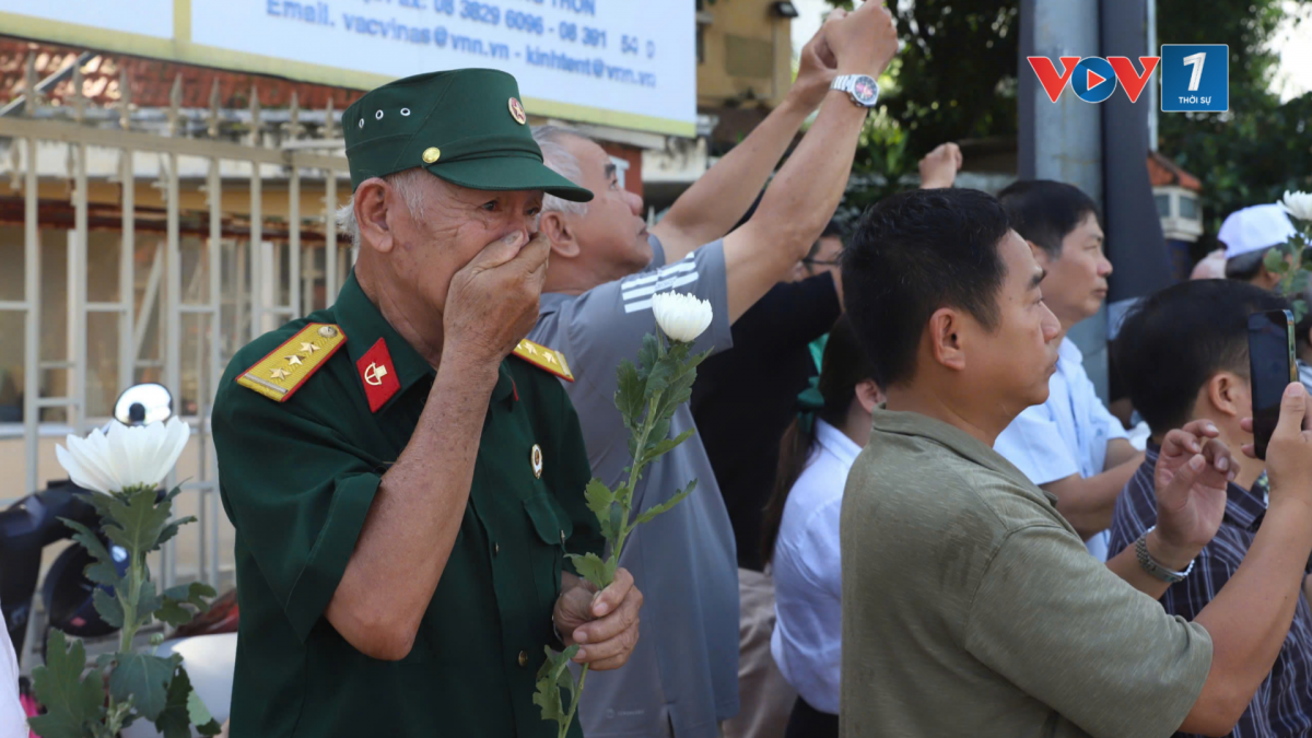 Ông Phúc bật khóc khi nhìn thấy đoàn xe đưa đồng đội về nơi an nghỉ (Ảnh: Kiều Anh)