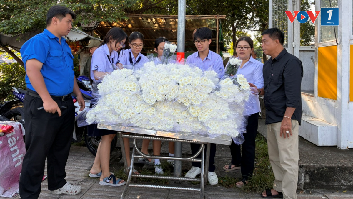Anh Lê Minh Phụng (áo đen) cùng các đoàn viên thanh niên chuẩn bị trao hoa cho người dân (Ảnh: Kim Dung)