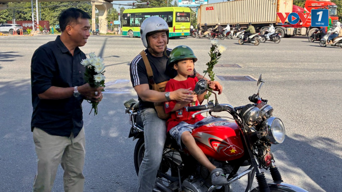 Một số người dân đến từ sớm để nhận hoa (Ảnh: Kim Dung)