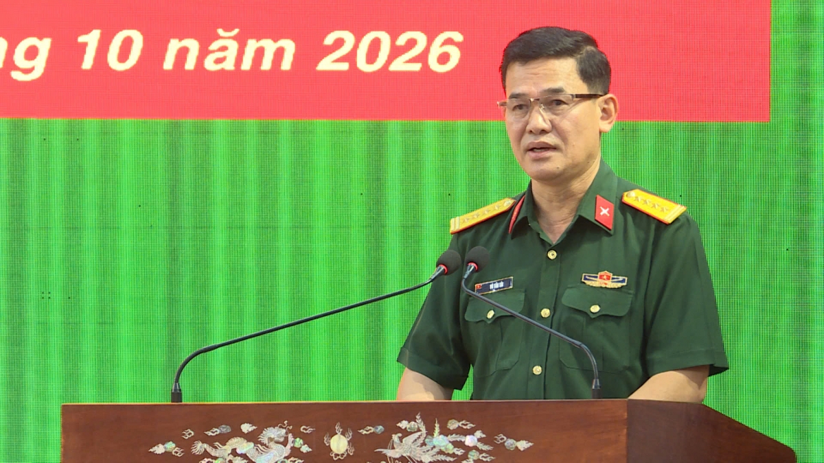 Đại tá Võ Tấn Tài – Chính ủy Bộ Chỉ huy Quân sự tỉnh, Phó Trưởng Ban Thường trực Ban Chỉ đạo 515 tỉnh Gia Lai phát biểu tại hội nghị