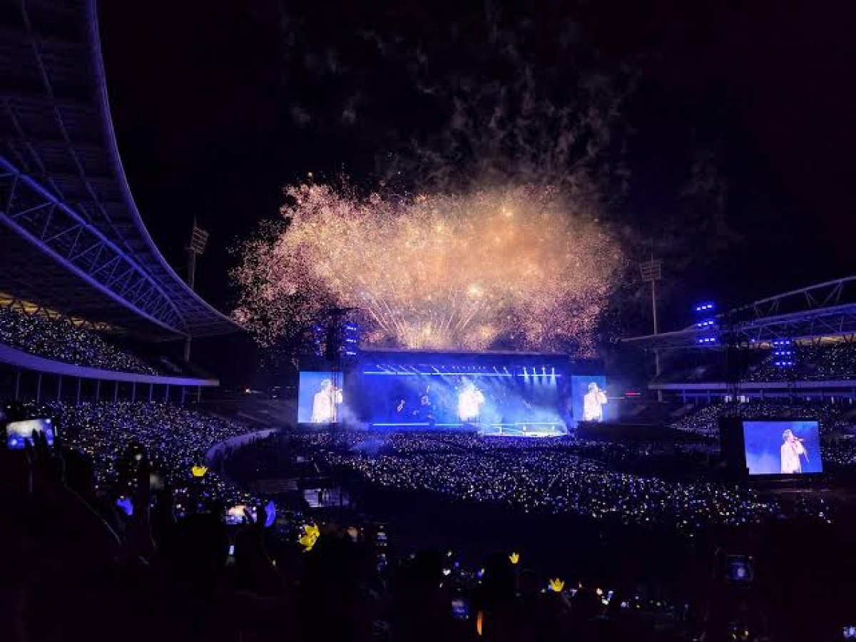 Hai đêm diễn của BIGBANG tại Sân vận động Quốc gia Mỹ Đình, Hà Nội đã thu hút khoảng 90.000 lượt khán giả trong nước và quốc tế