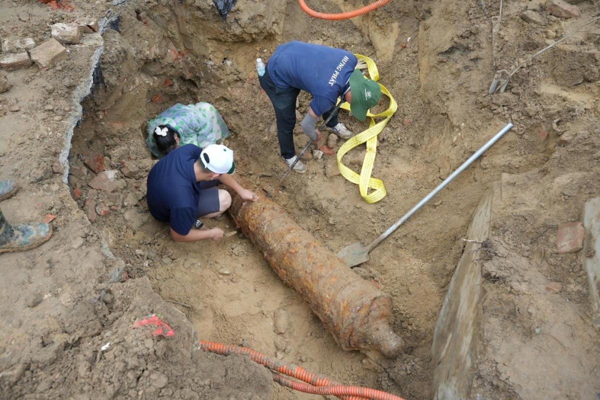 Khẩu súng dài 2,95cm, đường kính đáy 40cm, chuôi súng dài 17cm, rộng 12cm; đường kính miệng súng vòng ngoài 25cm, vòng trong 10cm.