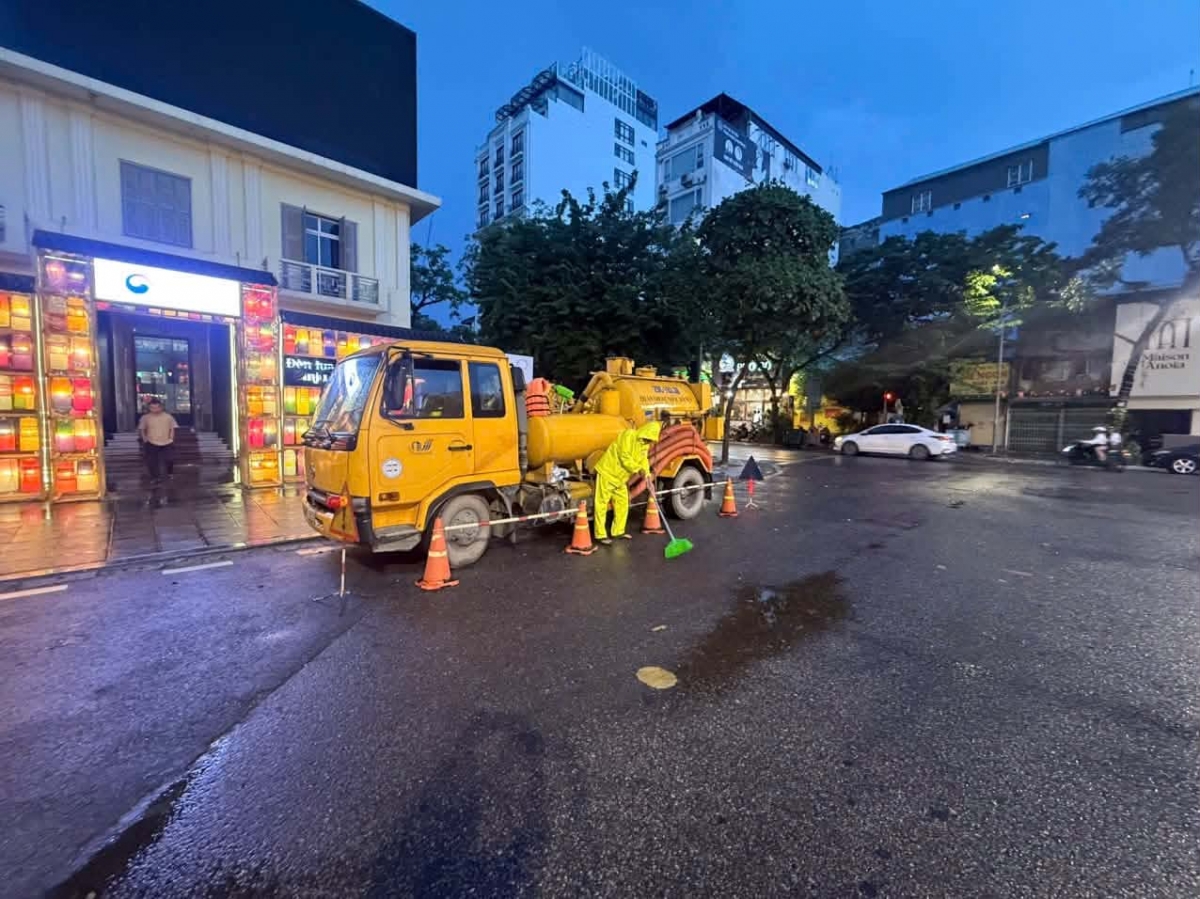 Công nhân thoát nước cùng xe chuyên dùng ứng trực tại khu vực có khả năng ngập (Ảnh: Anh Bảo)