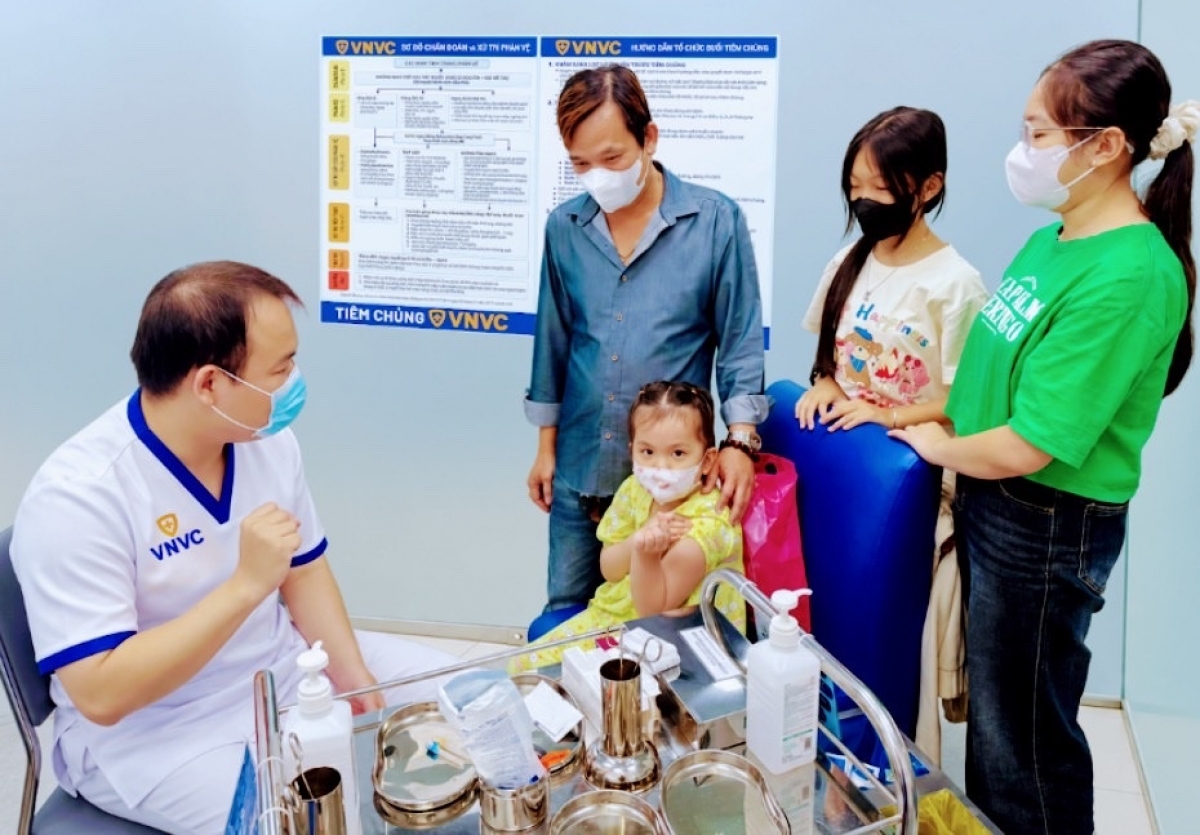 Nhiều gia đình đưa trẻ đi tiêm phòng viêm não mô cầu tại các Trung tâm tiêm chủng VNVC toàn quốc