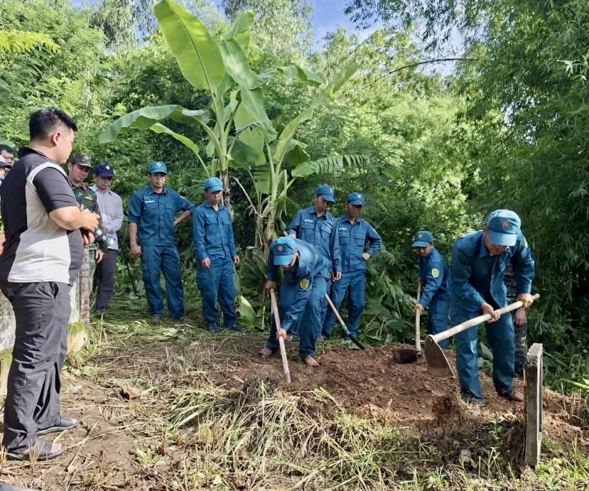 Tiến hành đào tại ví đã được xác định. (Ảnh: Đội K51, Bộ Chỉ huy Quân sự tỉnh Đắk Lắk)