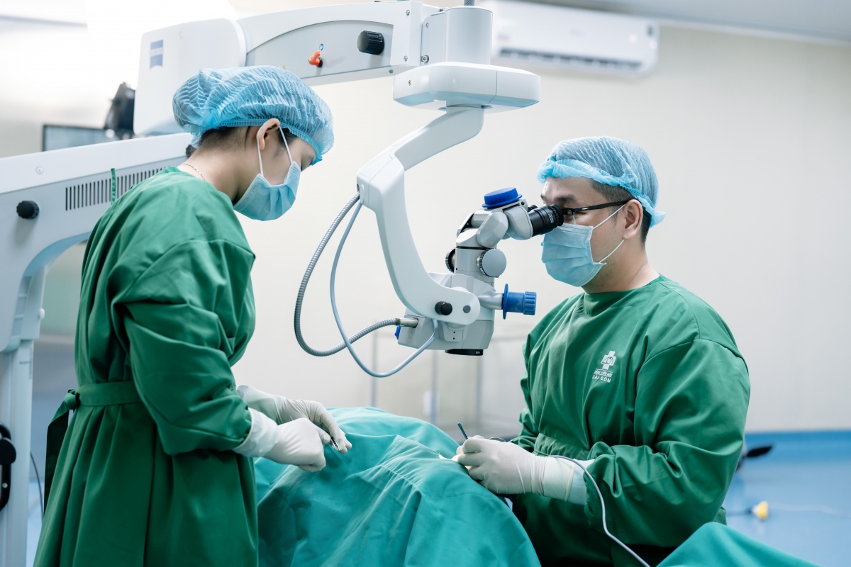 Các bác sĩ trong ca phẫu thuật Phaco cho người bệnh