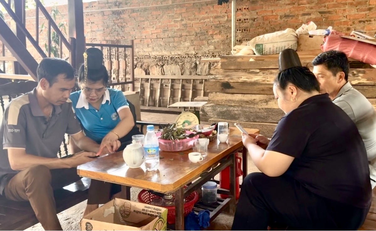 Tổ chuyển đổi số cộng đồng ở Chiềng Sung đưa công nghệ về với bà con.