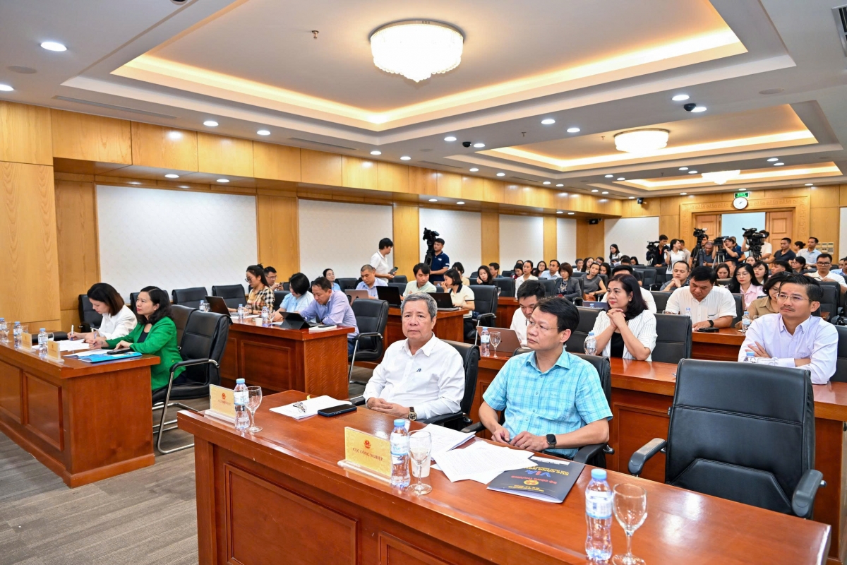 Lãnh đạo các Cục, Vụ chức năng của Bộ Công Thương và đông đảo phóng viên các cơ quan báo chí tham gia buổi họp báo Quý 3/2026 của Bộ Công Thương