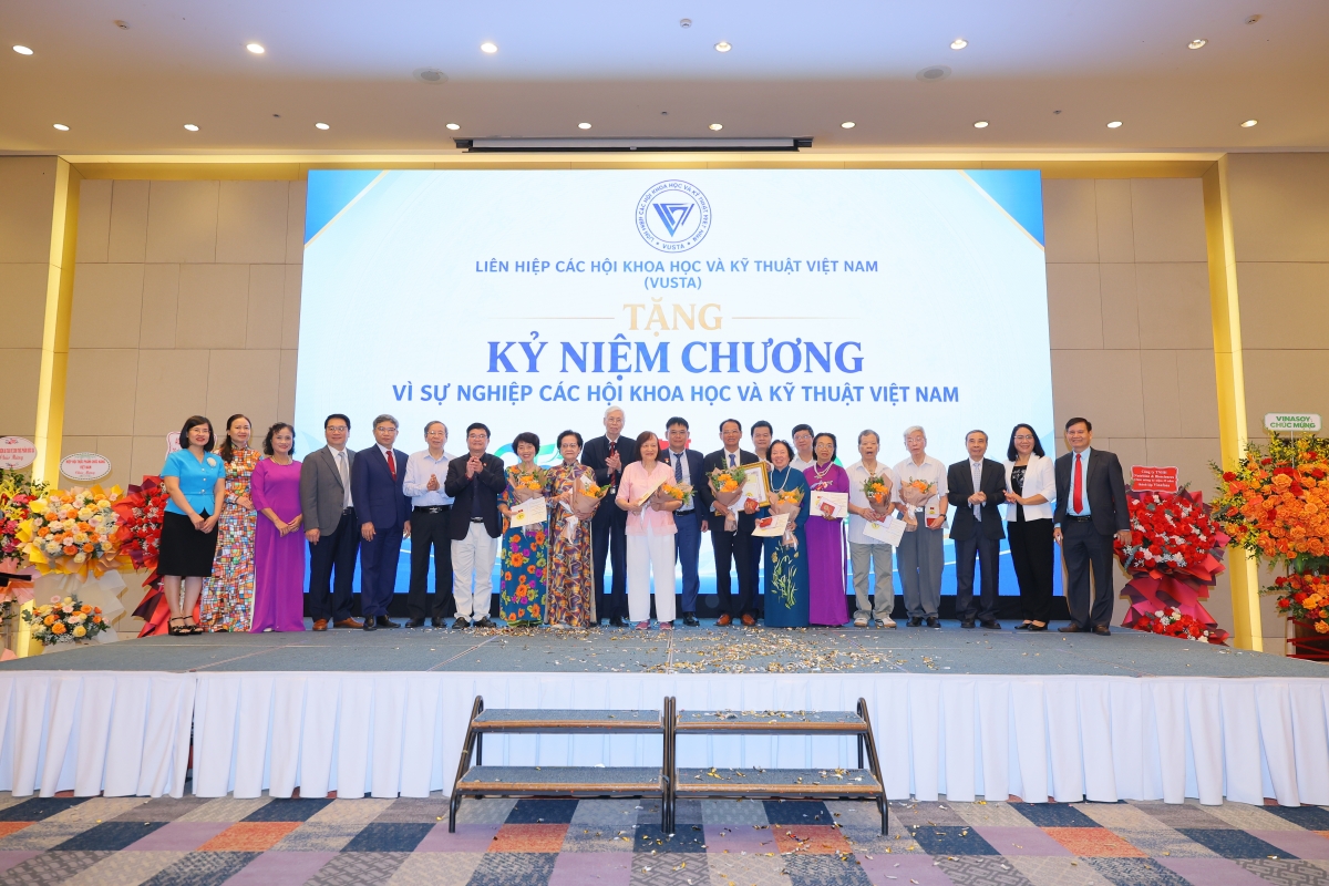 Liên hiệp các Hội Khoa học Kỹ thuật Việt Nam trao kỷ niệm chương Vì sự nghiệp các Hội Khoa học và Kỹ thuật Việt Nam tại sự kiện.