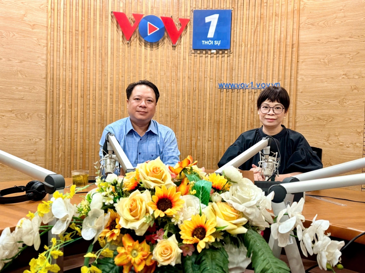 Phóng viên Tạ Lan và ông Nguyễn Đắc Bình Minh.